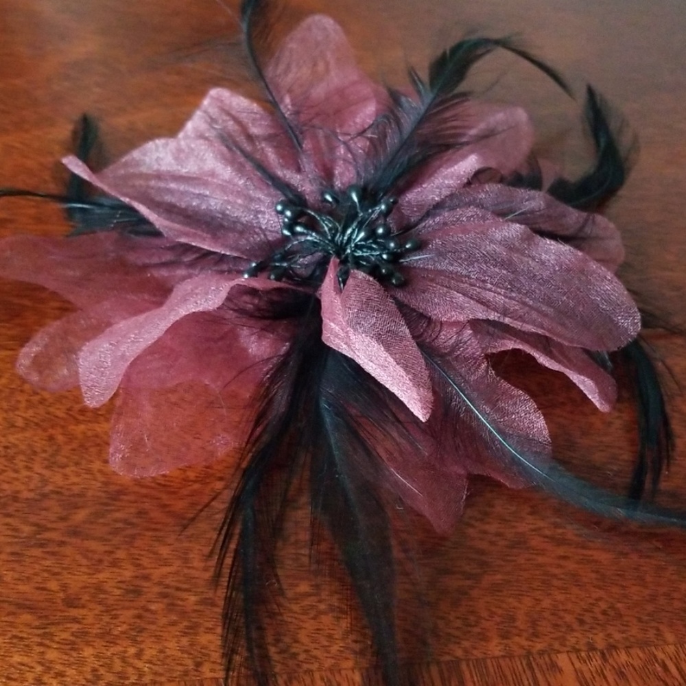 Vintage look floral headpiece with feathers